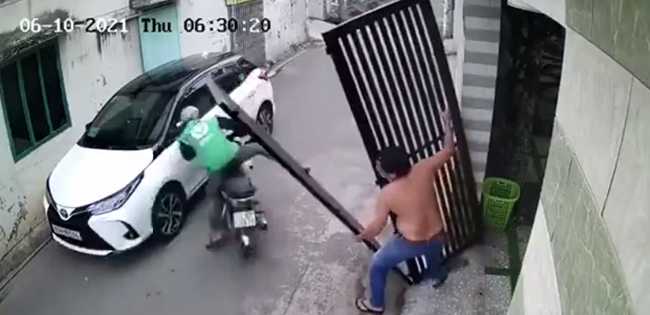 Kinh hãi khoảnh khắc chiếc cổng sắt bất ngờ đổ sập, suýt đè trúng tài xế công nghệ-1