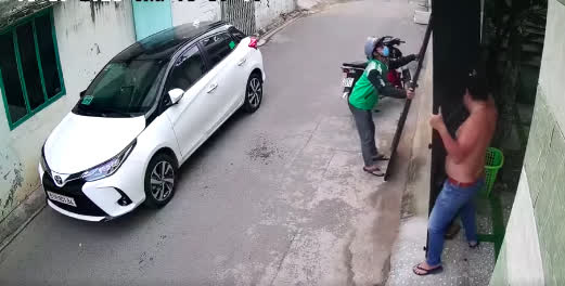 Kinh hãi khoảnh khắc chiếc cổng sắt bất ngờ đổ sập, suýt đè trúng tài xế công nghệ-2