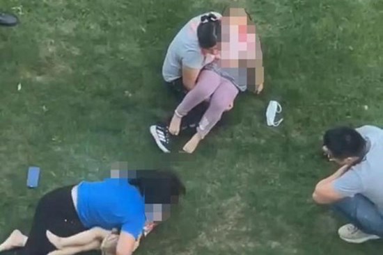 Hai chị em rơi từ tầng 26 xuống đất tử vong tại chỗ, người thân ôm thi thể khóc ngất, cảnh tượng tại hiện trường gây ám ảnh