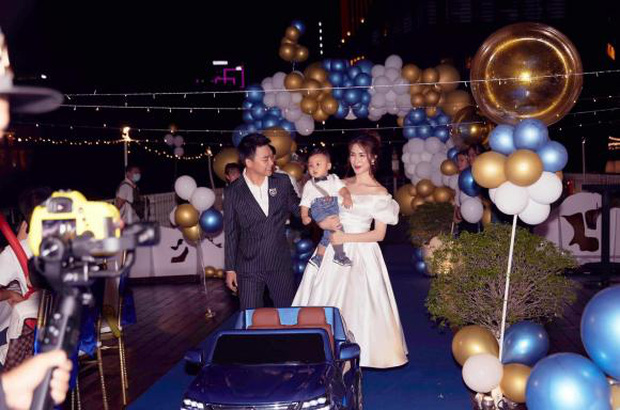 Lộ ảnh hiếm cả gia đình Hoà Minzy trong tiệc thôi nôi của quý tử, tổ chức hoành tráng trên du thuyền mà giữ kín như bưng-1