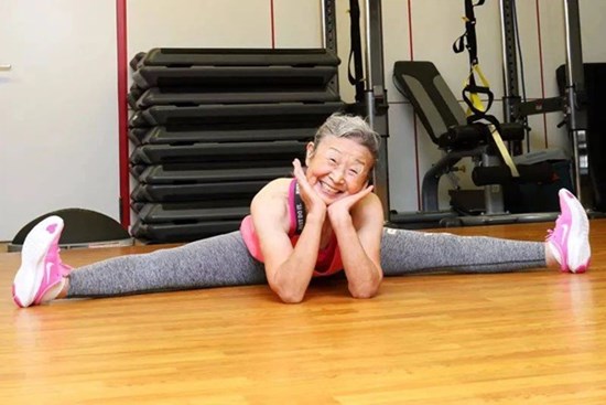 Cụ bà Nhật Bản 90 tuổi nhưng làn da vẫn căng bóng, cơ thể dẻo dai như thiếu nữ: Bí quyết trẻ lâu, sống thọ đến từ 4 kiểu ăn uống đơn giản