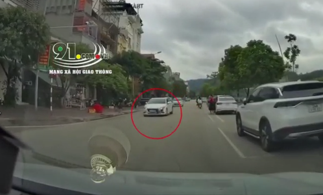 Mẹ vừa mở cửa xe, con nhỏ lao vụt ra đường bị ô tô tông trực diện: Sự bất cẩn tiềm ẩn nỗi kinh hoàng nhiều phụ huynh mắc phải-1