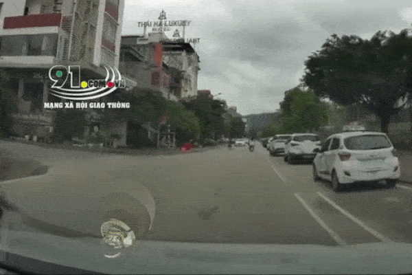 Cửa sau xe ben tuột đập vỡ kính lái xe buýt chạy ngược chiều-1