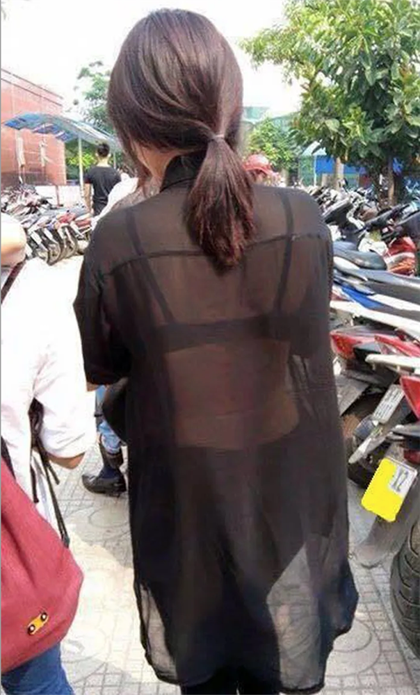 Tiếng kêu cứu thất thanh từ những pha diện áo xuyên thấu mà lộ cả phụ tùng-2