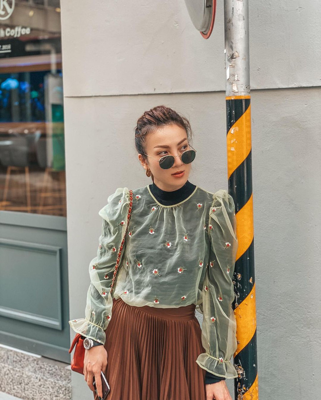 Tiếng kêu cứu thất thanh từ những pha diện áo xuyên thấu mà lộ cả phụ tùng-16