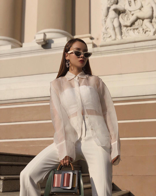 Tiếng kêu cứu thất thanh từ những pha diện áo xuyên thấu mà lộ cả phụ tùng-18