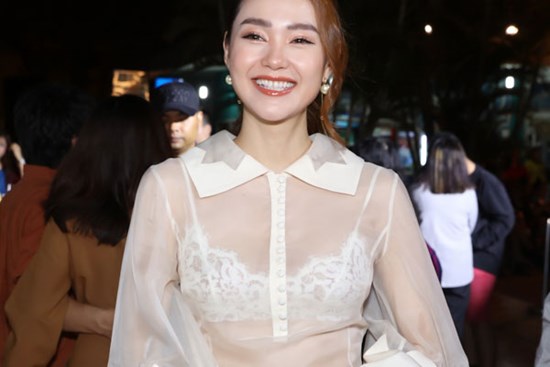 Tiếng kêu cứu thất thanh từ những pha diện áo xuyên thấu mà lộ cả