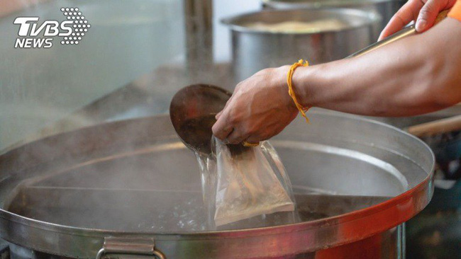 Có một kiểu bán đồ ăn mang về lên ngôi trong mùa dịch nhưng nếu không cẩn trọng sẽ khiến bạn đến gần hơn với bệnh ung thư và nguy cơ vô sinh!-1