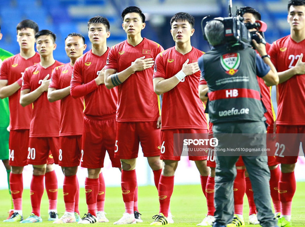 Hình ảnh xúc động: Xuân Trường cúi đầu chào trước quốc kỳ, Văn Hậu nhắm mắt hát quốc ca-2