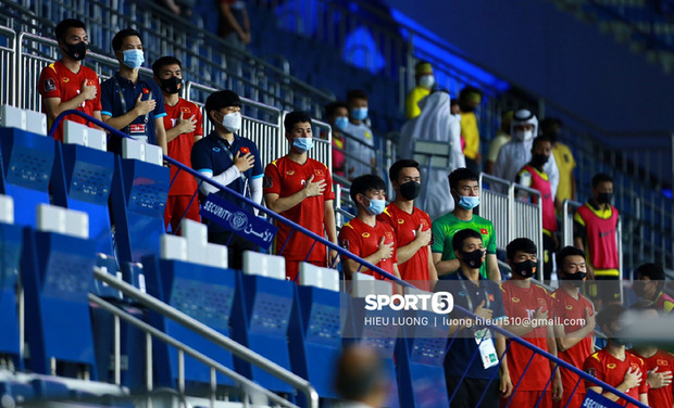 Hình ảnh xúc động: Xuân Trường cúi đầu chào trước quốc kỳ, Văn Hậu nhắm mắt hát quốc ca-5