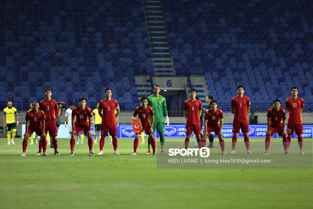 Hình ảnh xúc động: Xuân Trường cúi đầu chào trước quốc kỳ, Văn Hậu nhắm mắt hát quốc ca-6