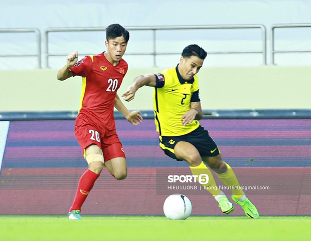 Hình ảnh xúc động: Xuân Trường cúi đầu chào trước quốc kỳ, Văn Hậu nhắm mắt hát quốc ca-8