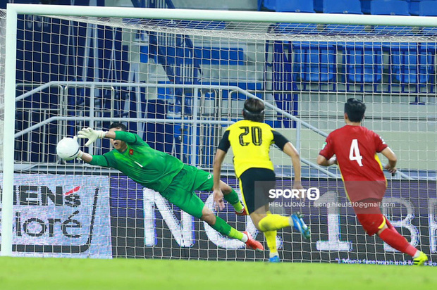 Tấn Trường hoá Người nhện, liên tiếp bay nhảy cứu thua xuất thần cho ĐT Việt Nam-1