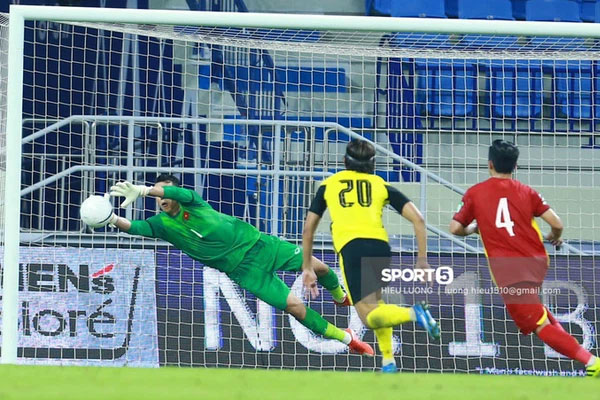 Thủ môn Bùi Tấn Trường: Từng mắc sai lầm chí mạng 12 năm trước, tin đồn giải nghệ và sự trở lại ngạo nghễ ở vòng loại World Cup 2022-12