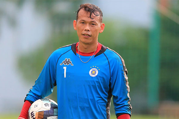 Quế Ngọc Hải không may tát Tiến Linh vì quá phấn khích sau bàn mở tỷ số-11