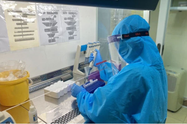 Sàng lọc test nhanh người buôn bán ở bờ biển, phát hiện hai vợ chồng dương tính-4