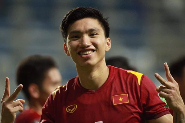 Người ta mặc đồ bảo hộ vừa vặn - Văn Hậu lòi nguyên khúc chân: Về em may quần dài cho nè!-6