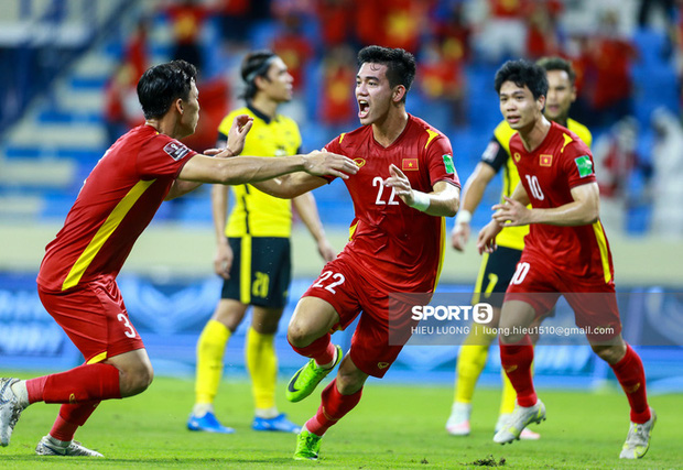 Quế Ngọc Hải không may tát Tiến Linh vì quá phấn khích sau bàn mở tỷ số-1