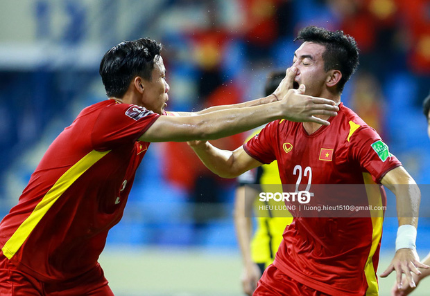 Quế Ngọc Hải không may tát Tiến Linh vì quá phấn khích sau bàn mở tỷ số-2