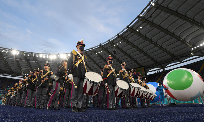Mãn nhãn với lễ khai mạc Euro 2021: Bữa tiệc màu sắc đầy ấn tượng mang nhiều thông điệp ý nghĩa-1