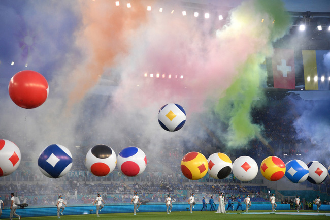 Mãn nhãn với lễ khai mạc Euro 2021: Bữa tiệc màu sắc đầy ấn tượng mang nhiều thông điệp ý nghĩa-2