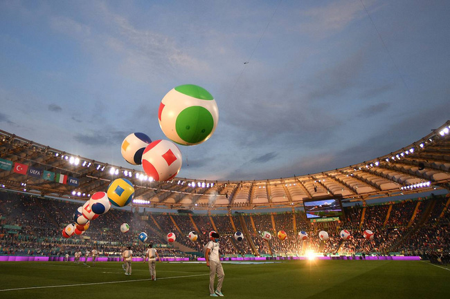 Mãn nhãn với lễ khai mạc Euro 2021: Bữa tiệc màu sắc đầy ấn tượng mang nhiều thông điệp ý nghĩa-4