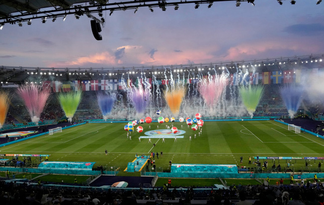 Mãn nhãn với lễ khai mạc Euro 2021: Bữa tiệc màu sắc đầy ấn tượng mang nhiều thông điệp ý nghĩa-6