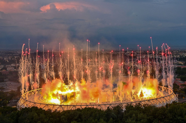 Mãn nhãn với lễ khai mạc Euro 2021: Bữa tiệc màu sắc đầy ấn tượng mang nhiều thông điệp ý nghĩa-9