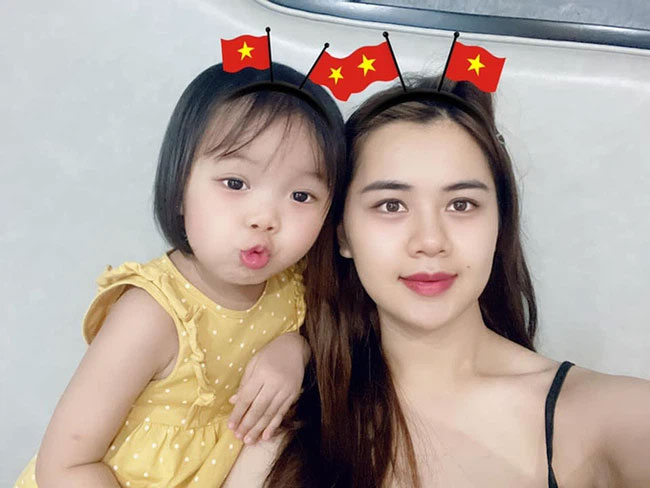 Hậu phương chưa tròn 3 tuổi của Quế Ngọc Hải thức trắng đêm với loạt biểu cảm đáng yêu khi bố ghi bàn phút cuối, đến mẹ còn phải ạ theo!-3