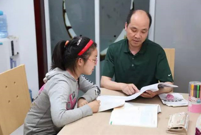 Bố tốt nghiệp đại học vẫn bó tay trước bài toán tiểu học của con, cư dân mạng xem xong cũng hoang mang không kém-2