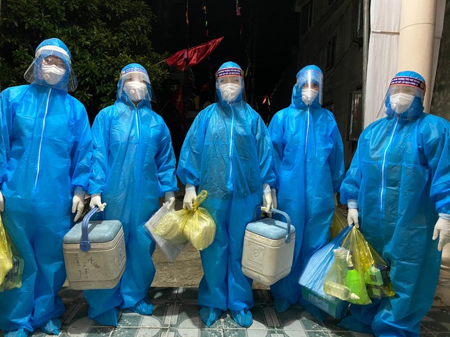 Sàng lọc test nhanh người buôn bán ở bờ biển, phát hiện hai vợ chồng dương tính-1