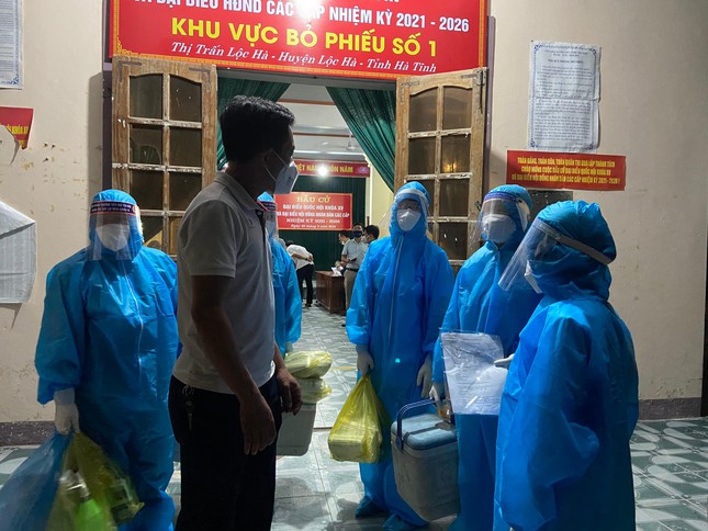 Sàng lọc test nhanh người buôn bán ở bờ biển, phát hiện hai vợ chồng dương tính-2