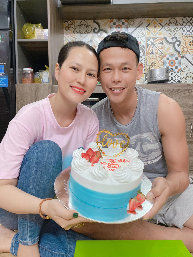 Hôn nhân hạnh phúc của thủ môn Tấn Trường: Trúng tiếng sét ái tình” ngay lần gặp đầu tiên, vợ quán xuyến kinh doanh cực đỉnh!-1