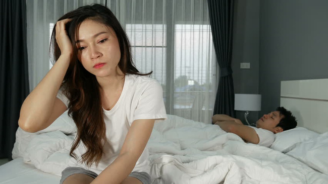 Đêm muộn thấy chồng lên mạng tìm cách diệt muỗi, tôi tưởng anh lo cho vợ con nhưng rồi phải tức nghẹn khi nghe thấy lời lẩm bẩm của anh-1