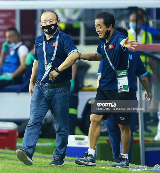 Biểu cảm hài hước của HLV Park Hang-seo khi tuyển Việt Nam bị thủng lưới-11