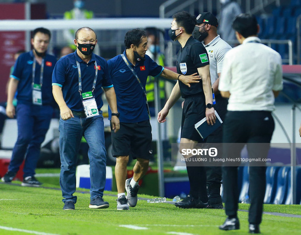 Biểu cảm hài hước của HLV Park Hang-seo khi tuyển Việt Nam bị thủng lưới-12