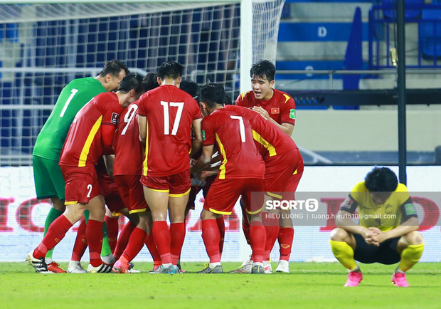 Biểu cảm hài hước của HLV Park Hang-seo khi tuyển Việt Nam bị thủng lưới-13