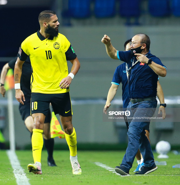 Biểu cảm hài hước của HLV Park Hang-seo khi tuyển Việt Nam bị thủng lưới-3