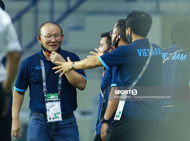 Biểu cảm hài hước của HLV Park Hang-seo khi tuyển Việt Nam bị thủng lưới-4