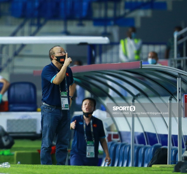 Biểu cảm hài hước của HLV Park Hang-seo khi tuyển Việt Nam bị thủng lưới-5