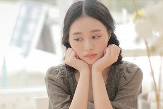 Vô tình gặp người yêu cũ của chồng sắp cưới, cô ấy ghé tai nói thầm một điều khiến tôi hoang mang tột độ