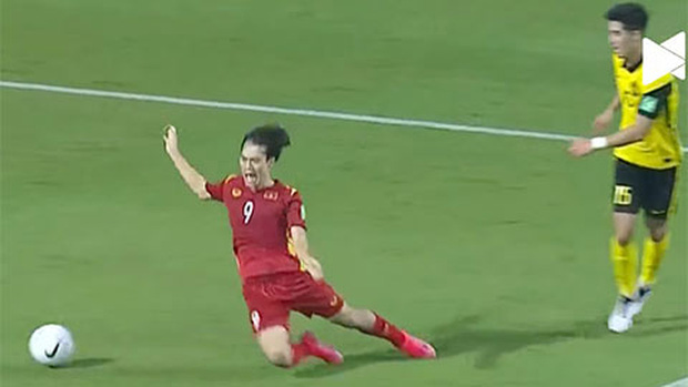 Bình luận trêu Văn Toàn vấp cỏ mà ngã được Penalty, Trọng Đại bị dân mạng chỉ trích phải lên tiếng xin lỗi-4