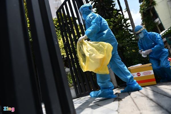 NÓNG: Phong tỏa BV Bệnh Nhiệt đới TP.HCM, người thân bác sĩ tiếp tế trong lo lắng-12