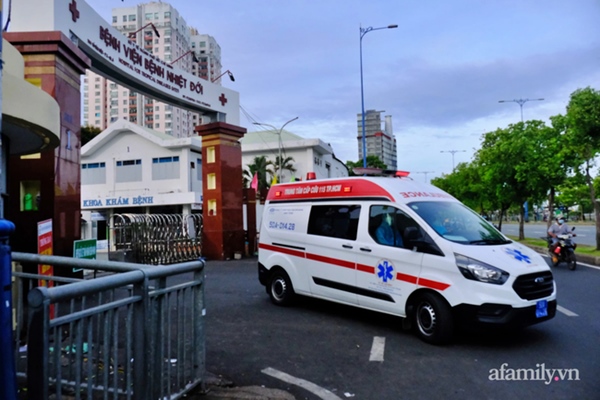NÓNG: Phong tỏa BV Bệnh Nhiệt đới TP.HCM, người thân bác sĩ tiếp tế trong lo lắng-1