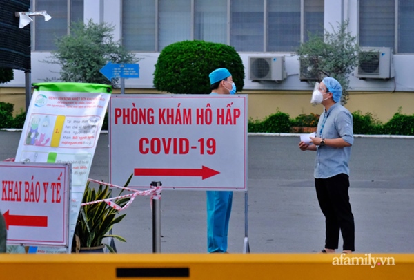 NÓNG: Phong tỏa BV Bệnh Nhiệt đới TP.HCM, người thân bác sĩ tiếp tế trong lo lắng-2