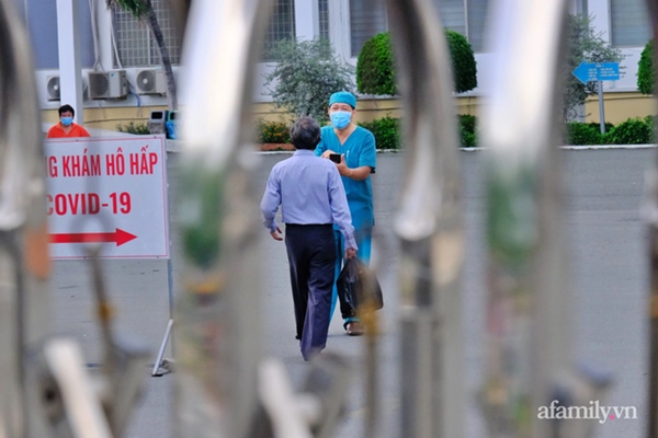 NÓNG: Phong tỏa BV Bệnh Nhiệt đới TP.HCM, người thân bác sĩ tiếp tế trong lo lắng-3