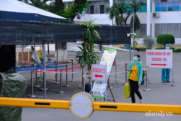 NÓNG: Phong tỏa BV Bệnh Nhiệt đới TP.HCM, người thân bác sĩ tiếp tế trong lo lắng-4