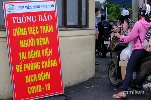 NÓNG: Phong tỏa BV Bệnh Nhiệt đới TP.HCM, người thân bác sĩ tiếp tế trong lo lắng-5