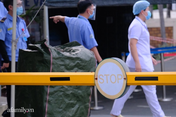 NÓNG: Phong tỏa BV Bệnh Nhiệt đới TP.HCM, người thân bác sĩ tiếp tế trong lo lắng-6