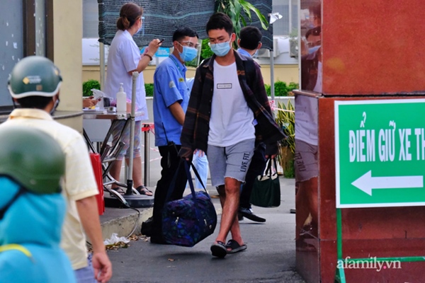NÓNG: Phong tỏa BV Bệnh Nhiệt đới TP.HCM, người thân bác sĩ tiếp tế trong lo lắng-7